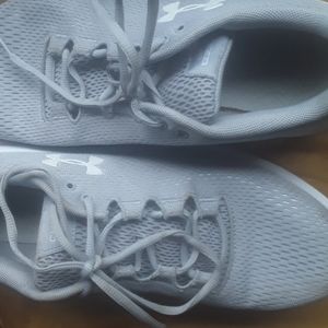 🚴‍♀️ Under Armour GRAY Charged Sneakers Sz 10 EUC